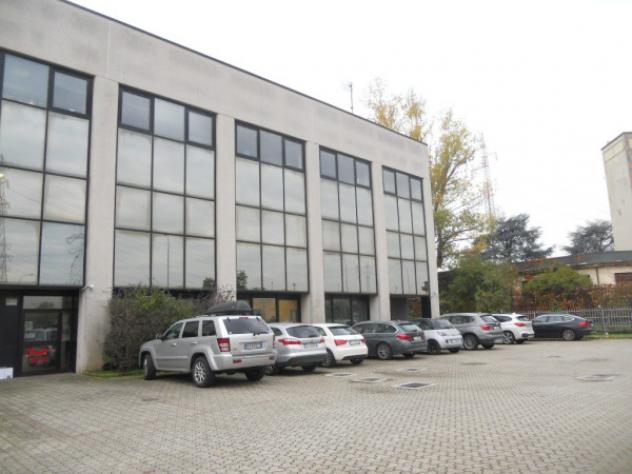 Immobile di 2045 m² con più di 5 locali in affitto a Arese