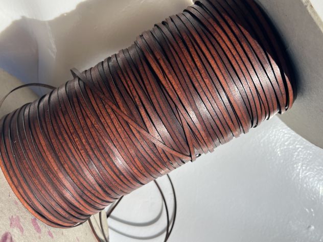 Z90 Nastro in pelle a vegetale invecchiato anilina brandy H 3 mm - L 30 mt - Foto 3