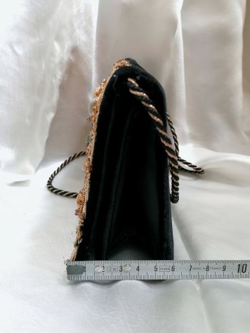 BELLISSIMA POCHETTE DA SERA RICAMATA IN ORO CON PIETRE DURE NUOVA, INDIA. - Foto 10