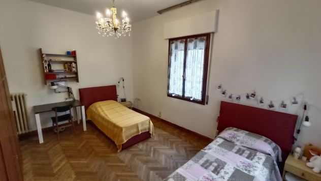 SI LIBERA SETTEMBRE TRE POSTI LETTO PER STUDENTESSA IN AMPIA CAMERA DOPPIA