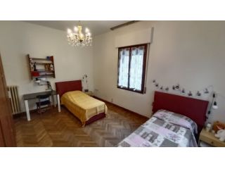 SI LIBERA SETTEMBRE TRE POSTI LETTO PER STUDENTESSA IN AMPIA CAMERA DOPPIA