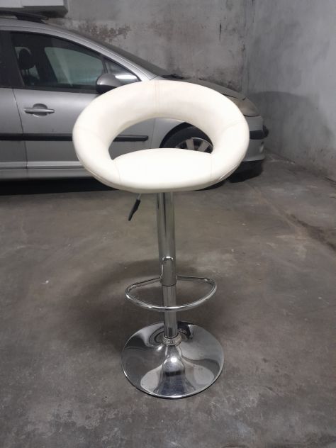 sgabello regolabile in altezza in pelle con schienale