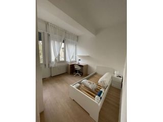 Ampia stanza luminosa – tutto incluso – Viale Timavo 14 (vicino Università)