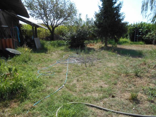 immersa nel verde, cascina ristrutturata libera su tre lati con cortile e giardino privato. Piiano terra: ampio soggiorno, sala da pranzo, cucina (che - Foto 6