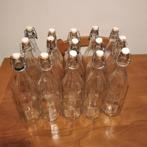 Bottiglie di vetro costolato trasparente vuote