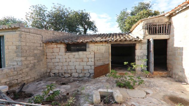 Scicli, sassi a vista in contrada Calamarieri - Foto 11
