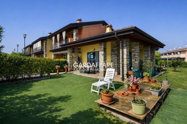 VILLETTA A SCHIERA DI TESTA CON GIARDINO SU TRE LATI E BELLISSIMO PORTICO VIVIBILE - Foto 4