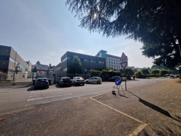 Immobile di 1200 m² con 5 locali in vendita a Legnano