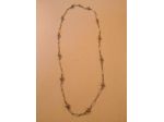 Collana in metallo a catena color argento con inserto di 12 perle di bigiotteria