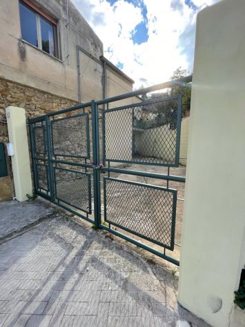 Officina /laboratorio/magazzino 35 mq soppalcabile altezza 3, 5 mt via Pergusa