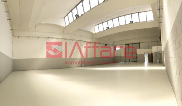 Capannone commerciale in affitto a Massa e Cozzile 400 mq Rif: 899322