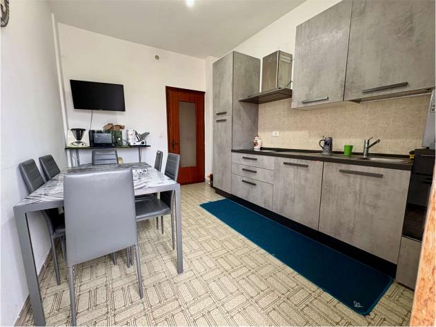 V005490 - AMPIO TRILOCALE CON TERRAZZO ANGOLARE E GARAGE - Foto 9