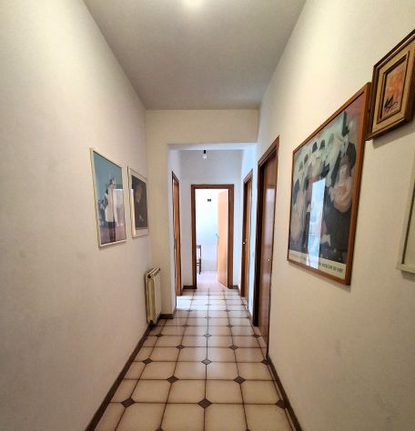 Ampio quadrilocale con terrazzo e camino - Foto 6