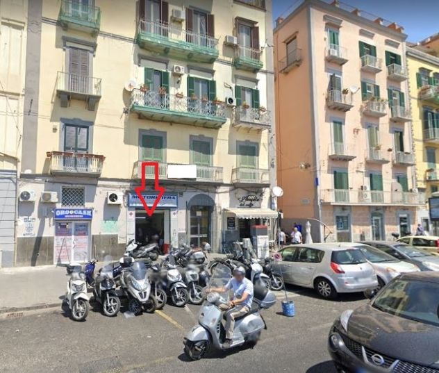 Napoli, via Riviera Di Chiaia, fittasi locale comm. mq 58 anche x uso off. MOTO