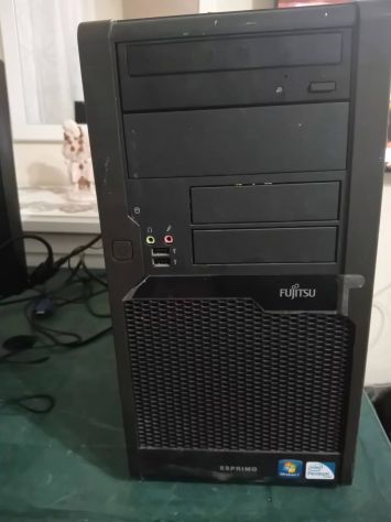 Fujitsu Esprimo P5730 + Monitor Acer