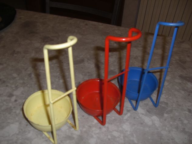 Portaposate metallici dipinti, lotto di tre. - Foto 2