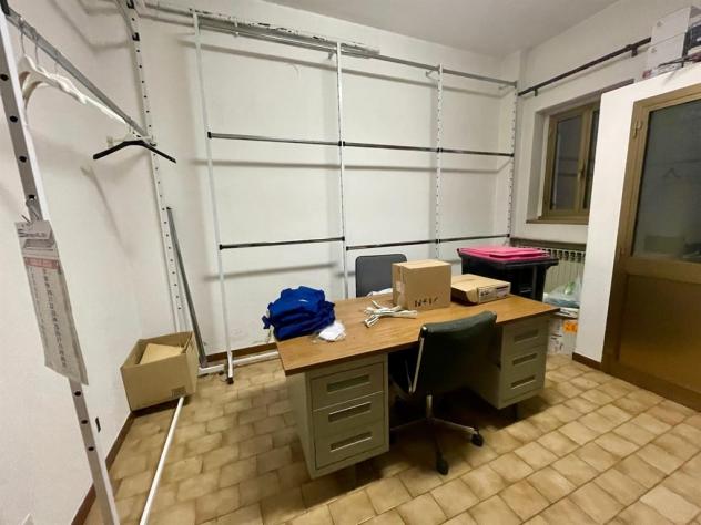 ottimo grande negozio con vetrine, magazzino, uffici - accesso carraio riservato - Foto 12