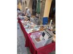 Stock completo di merce e attrezzatura per mercatini