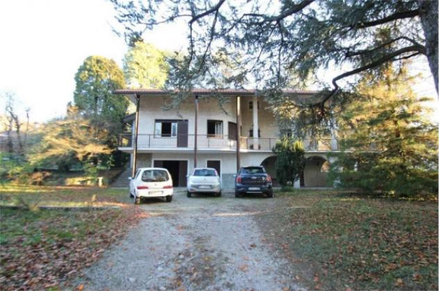 Villa di 260 m² con 5 locali e box auto doppio in vendita a Dolzago