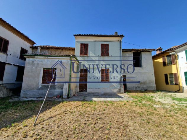 CASA SU DUE LIVELLI CON LEGNAIA DEPOSITO GIARDINO E ORTO