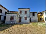 CASA SU DUE LIVELLI CON LEGNAIA DEPOSITO GIARDINO E ORTO