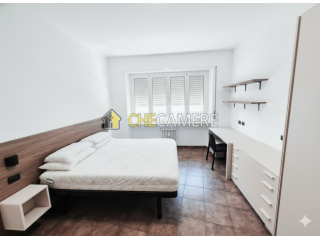 Ampia Camera Matrimoniale in Appartamento Spazioso