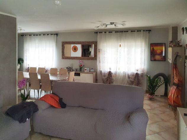 MASSA, loc. Quercioli, villetta singola distribuita su due livelli con giardino su quattro lati. L'immobile è composto di ampio soggiorno, cucina e ba - Foto 5