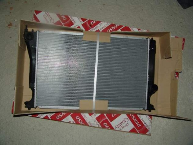 Radiatore motore toyota avensis 164000r010 - Foto 3
