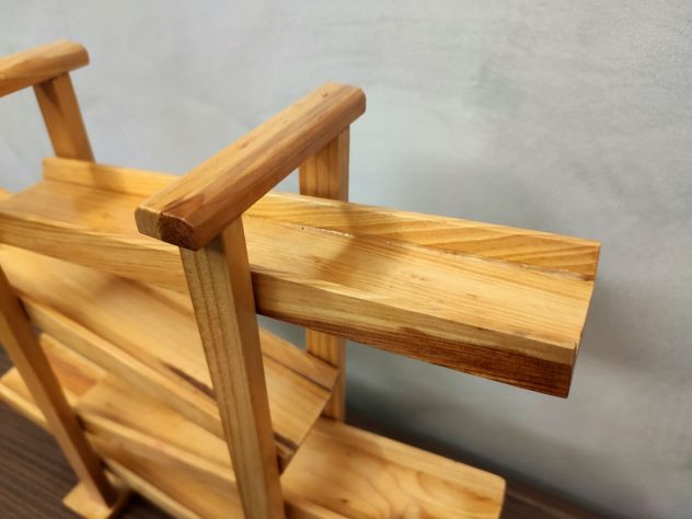 Pista vintage in legno con tre macchinine numerate - Foto 4