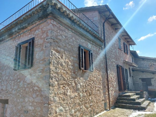PORZIONE IN PIETRA DI UN CASALE A SPOLETO - Foto 3