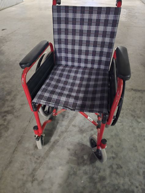 Sedia a rotelle per persona anziana o infortunato