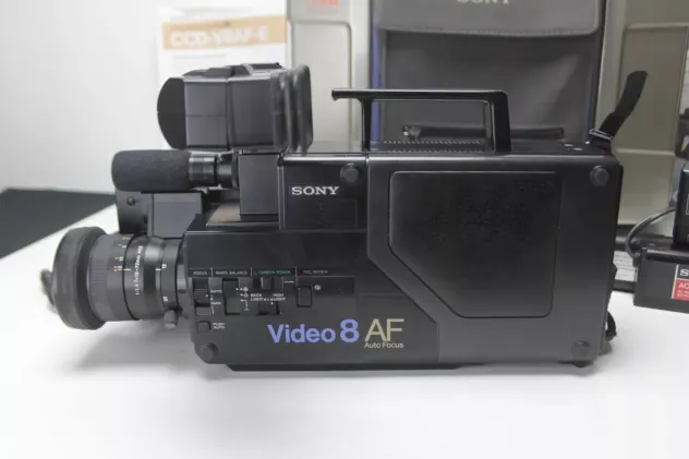 TELECAMERA VINTAGE SONY VIDEO 8 CCD-V8 AF CON VALIGETTA, 2 BATTERIE + ACCESSORI, - Foto 4