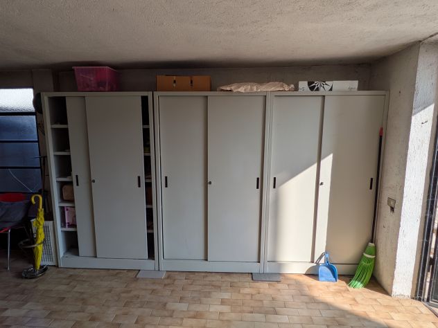 Armadi metallici con porte scorrevoli
