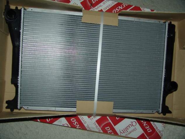 Radiatore motore toyota avensis 164000r010