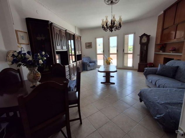 APPARTAMENTO CON AMPIO TERRAZZO E BOX - Foto 3