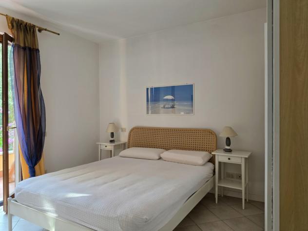 RONCHI, a soli 500 metri dal mare della Riviera Apuana, elegante villetta a schiera d'angolo con giardino su due lati e ampio pergolato. Disposta su t - Foto 18