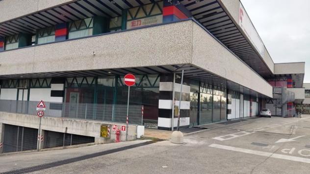 Locale commerciale in vendita a Civitanova Marche