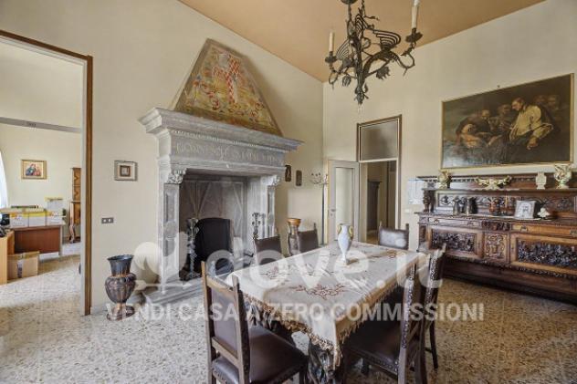 Palazzo / Stabile di 2800 m² con più di 5 locali in vendita a Leggiuno
