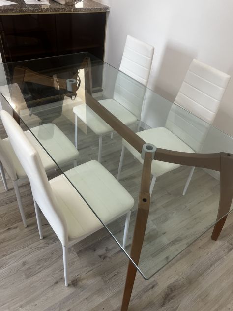 Set Tavolo da Pranzo in Vetro e Legno + 4 Sedie Moderne Bianche Imbottite