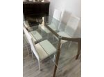 Set Tavolo da Pranzo in Vetro e Legno + 4 Sedie Moderne Bianche Imbottite