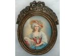 BELLA MINIATURA DI DAMA IN ABITI SETTECENTESCHI CON CORNICE BRONZO EPOCA 1900.