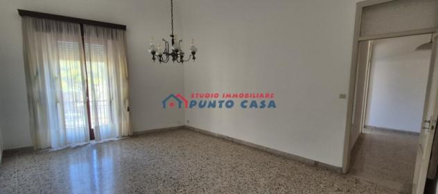 PIAZZA CIMITERO – Soluzione indipendente P.T. + 1°p. di 600mq ca. con n. 3 locali commerciali e n. 3 unità abitative + giardino. Da ristrutturare. Eur - Foto 8