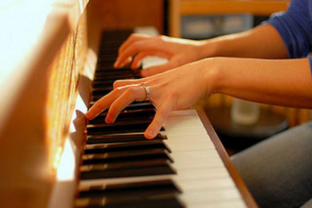 Maestro di pianoforte per lezioni private a Pavia