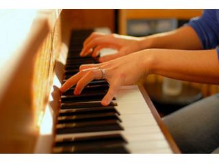 Maestro di pianoforte per lezioni private a Pavia