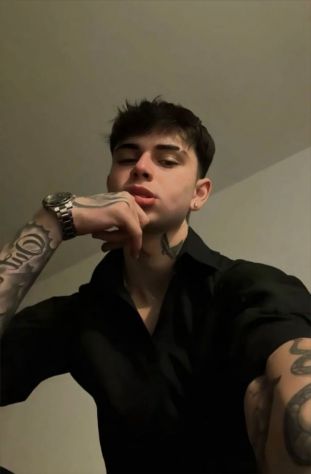 Simone bel ragazzo italiano ventitreenne Tel:3927444415