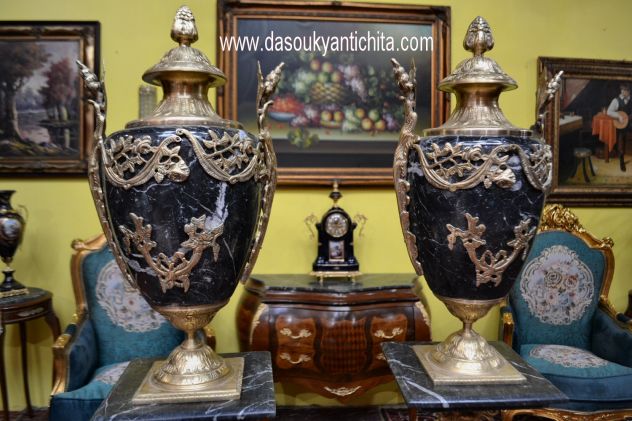 Coppia di colonne con poutiche in marmo nero venato - Foto 7