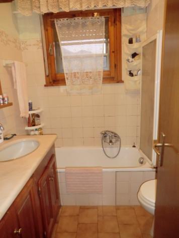 Capezzano in ottima posizione, appartamento sito al secondo piano con ingresso e angolo cottura,2 camere matrimoniali,bagno con vasca , ripostiglio e - Foto 9