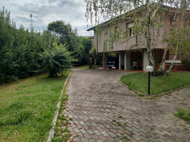 VILLA di 8 vani e di 300 mq (MASSAROSA) rif. 647