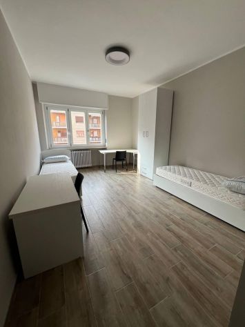 Offriamo un posto letto in una camera doppia - Foto 3