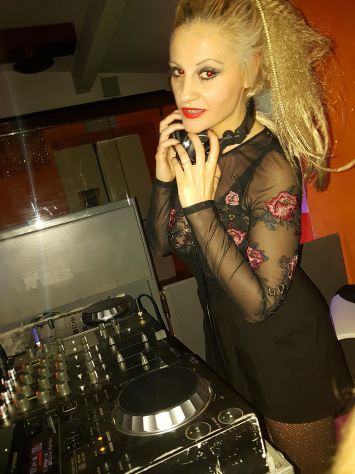 Dj Donna professionista per Discoteche / Aperitivi / Piscine